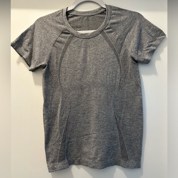 Multiple like-new sports T-shirt - Picture 4 of 4